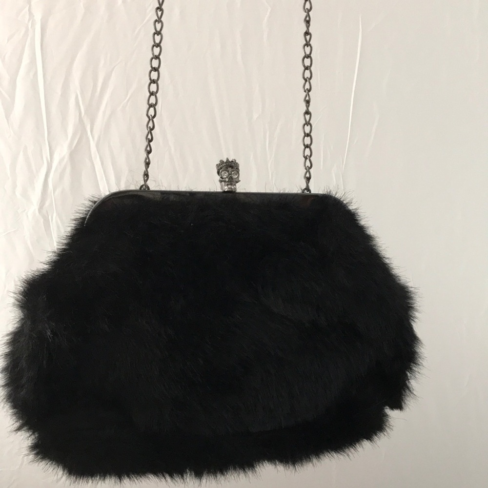 Faux fur skull shoulder bag with chain handle